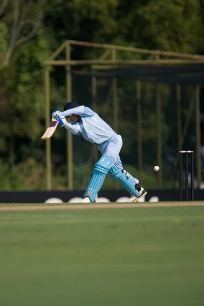 Battitore che colpisce palla da cricket — Foto Stock