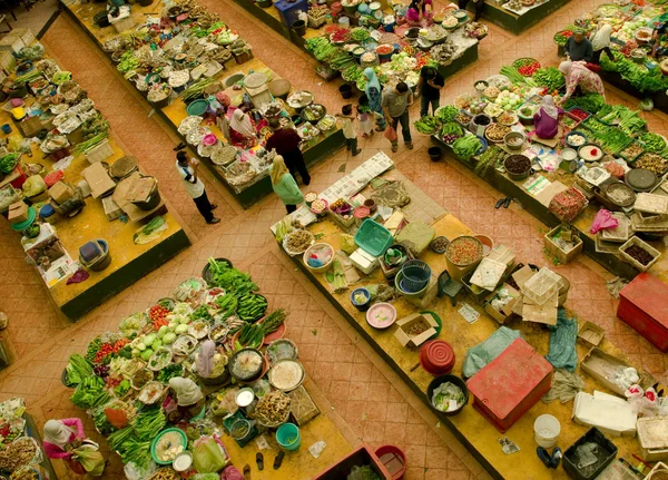 KELANTAN, MALASIA - 10 DE DICIEMBRE: Mujeres musulmanas que venden productos frescos en Kelantan 10 de diciembre de 2008 . — Foto de Stock