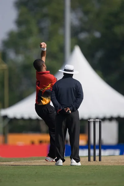 A bowler ready to bawl — Stock Photo, Image