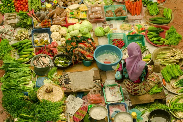 Muslimské ženy prodávají čerstvé vyrábět v provincii kelantan. — Stock fotografie