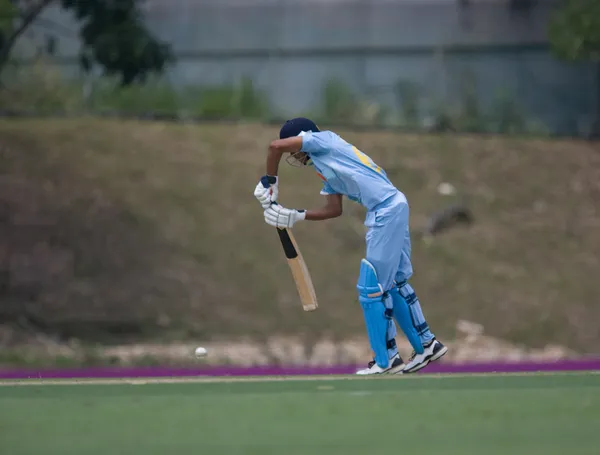 Batsman lyömällä kriketti pallo — kuvapankkivalokuva