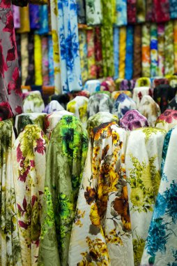 Satılık renkli pamuklu kumaşlar