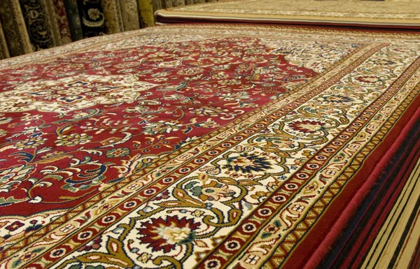 ディスプレイ上のペルシャ絨毯 — ストック写真