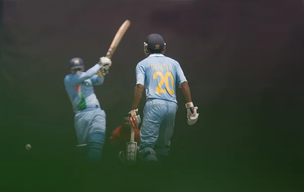 Battitore che colpisce palla da cricket — Foto Stock