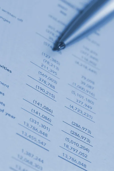 Ballpoint pen on financial figures — Stock Photo, Image