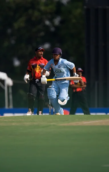 Kriket topa vuran oyuncu — Stok fotoğraf