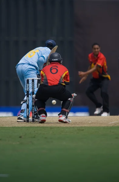 Batsman lovind mingea de cricket — Fotografie, imagine de stoc