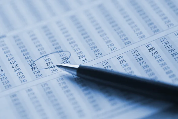 Pen on financial figures. — Stock Photo, Image