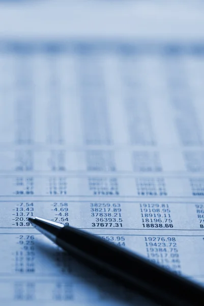 Ballpoint pen on financial figures — Stock Photo, Image