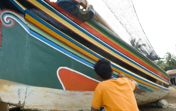 Pescador local pinta o barco em Kelantan, Malásia . — Fotografia de Stock
