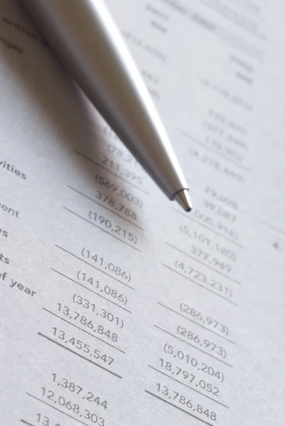 Ballpoint pen on financial figures — Stock Photo, Image