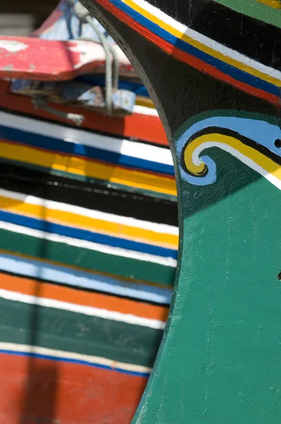 Bateaux de pêcheurs traditionnels colorés . — Photo