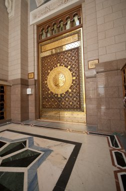 Medina, Suudi Arabistan nabawi Mescid, pirinçten yapılan kapılardan birini.