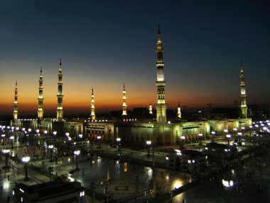 Nabawi Camii, Medine, Suudi Arabistan alacakaranlıkta.