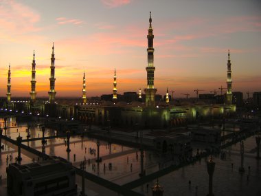 Nabawi Camii, Medine, Suudi Arabistan alacakaranlıkta.