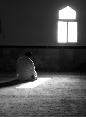 Suudi Arabistan'daki camilerin bir Müslüman dua ediyor.