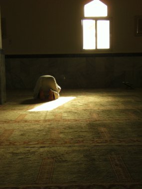 bir Müslüman bir Suudi Arabistan'daki camilerin namaz sırasında secde