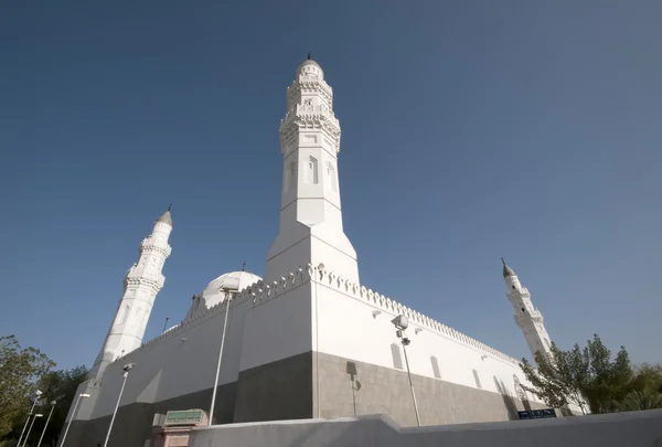 MEDINA, SAUDI ARABIA-APRIL 21 : Muslims at the compound of Masjid Quba — Stock Photo, Image
