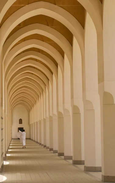 Un peregrino en tela de ihram camina por una pasarela en Medina . —  Fotos de Stock