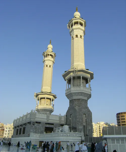 Två av minareter på haram-moskén i Mekka. — Stockfoto