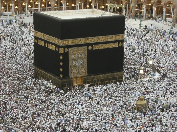 Los musulmanes circunvalan la Kaaba en La Meca, Arabia Saudita . — Foto de Stock