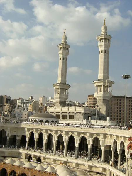 Dois dos minaretes na Mesquita Haram em Meca . — Fotografia de Stock