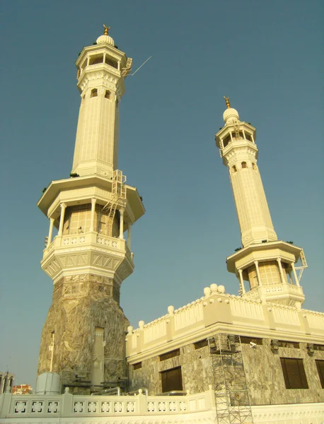 Dois dos minaretes na Mesquita Haram em Meca . — Fotografia de Stock