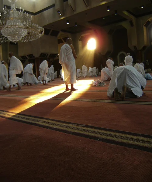 Pilger beten in einer der Masken in Mekka, Saudi Arabien. — Stockfoto