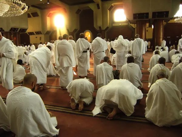 Pelgrims bidden in één van de masques in Mekka, saudi-Arabië. — Stockfoto