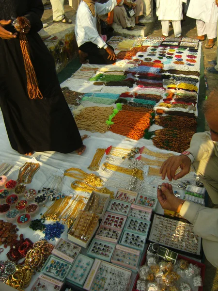 Kleurrijke kralen op arafah, saudi-Arabië. — Stockfoto