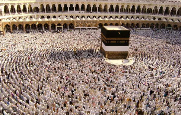 Los musulmanes se preparan para rezar en la mezquita Haram, Arabia Saudita . — Foto de Stock