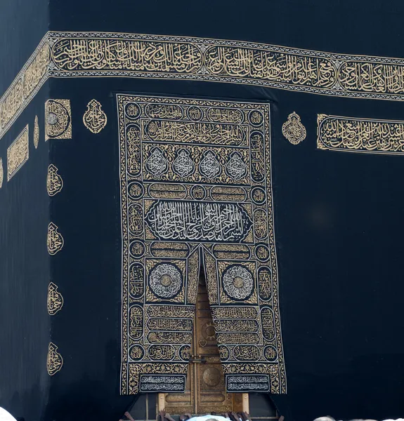 Close up de pano e porta dourada de Kaaba em Makkah, Arábia Saudita — Fotografia de Stock