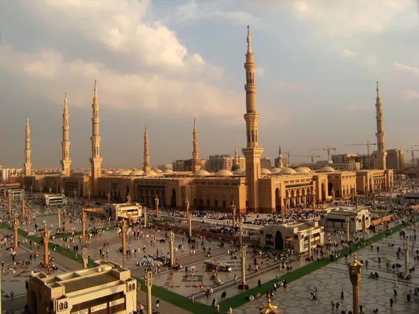 Mesquita Nabawi, Medina, Arábia Saudita à noite . — Fotografia de Stock