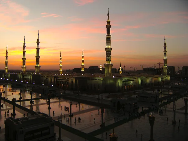 Mesquita Nabawi, Medina, Arábia Saudita ao entardecer . — Fotografia de Stock