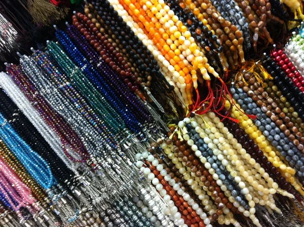 Perles de prière colorées à vendre dans un magasin en Arabie Saoudite . — Photo