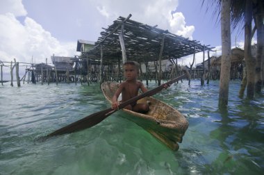 semporna, Malezya - 3 Temmuz: Yerel deniz çingene çocuk bir tekne su bendi kapağı
