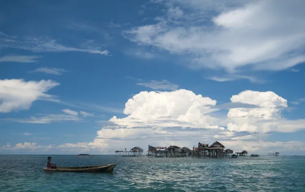 SEMPORNA, MALAYSIA - JULY 3 : A local sea gypsy kid paddles a boat — Stock Photo, Image