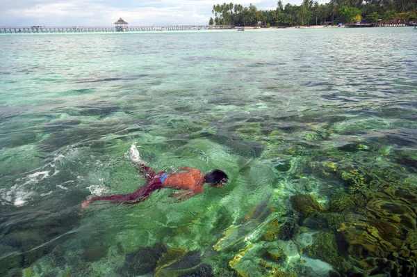 Tropical resort in Malaysia with crystal clear water — Stock Photo, Image