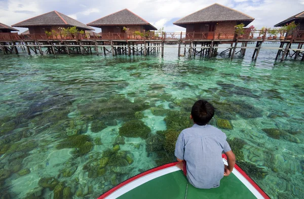 Boat sails with crystal clear water — Stock Photo, Image