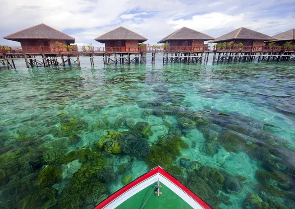 Boat sails with crystal clear water — Stock Photo, Image