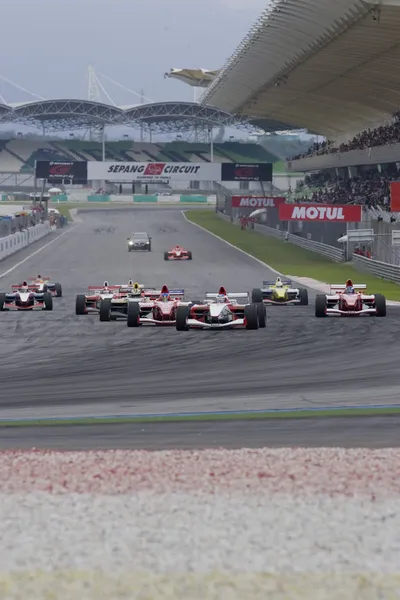 Fórmula 1 coches de carreras en F1 PETRONAS Grand Prix Sepang Malasia 2007 — Foto de Stock