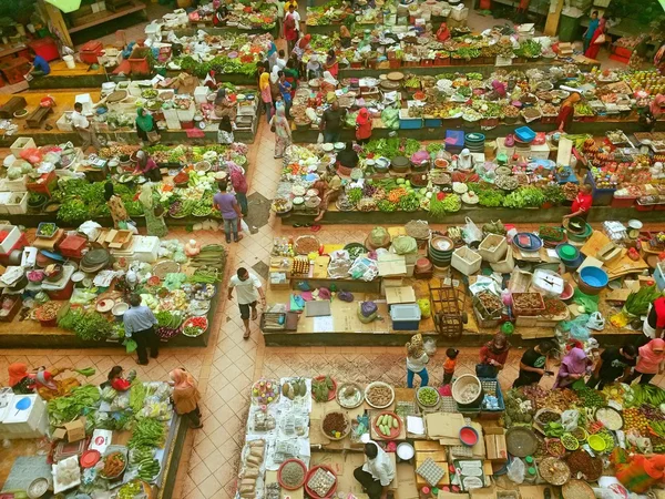 Pohled shora lidí kupovat zeleninu, ovoce a dalších rychle se kazící předměty na trhu khadijah siti pasar kota bharu, Malajsie kelantan. — Stock fotografie