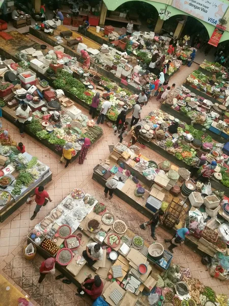 Pohled shora lidí kupovat zeleninu, ovoce a dalších rychle se kazící předměty na trhu khadijah siti pasar kota bharu, Malajsie kelantan. — Stock fotografie