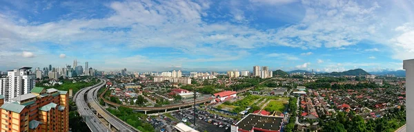쿠알라룸푸르, 말레이시아 쿠알라룸푸르 시티 센터 (페트로나스 트윈 타워) 배경에서와 스카이 라인의 항공 보기. — 스톡 사진