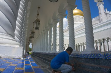 adam başlıyor abdest Mescidi sultan Ömer ali Seyfeddin Camii