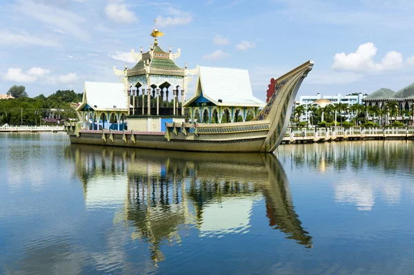 Bateau royal à la mosquée Masjid Sultan Omar Ali Saifuddin à Bandar — Photo