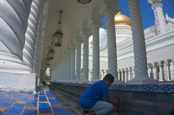 Man takes ablution at Masjid Sultan Omar Ali Saifuddin Mosque in — Stock Photo, Image