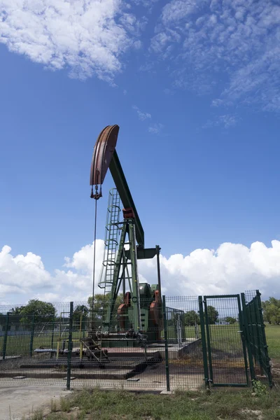 Jack bomba de óleo no trabalho. Indústria do petróleo em Moreno, Brunei — Fotografia de Stock