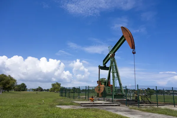 Ölpumpe Wagenheber in Arbeit. Ölindustrie in Serbien, Brunei darussalam — Stockfoto