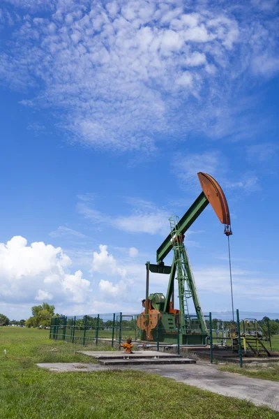 Olejové čerpadlo jack v práci. ropný průmysl v serii, Brunej darussalam — Stock fotografie